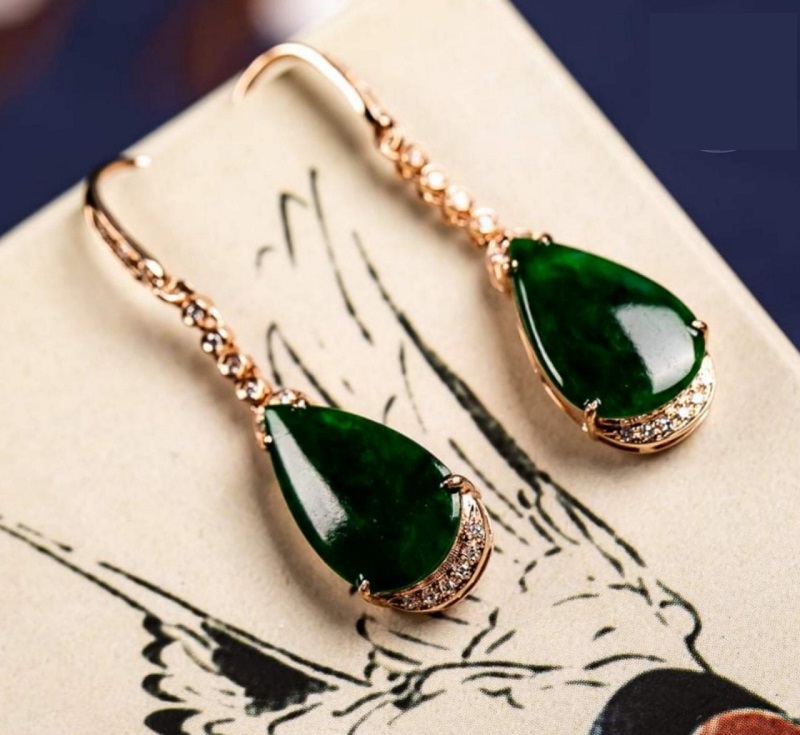 Bông tai ngọc phỉ thúy sang trọng với sức hút khó cưỡng