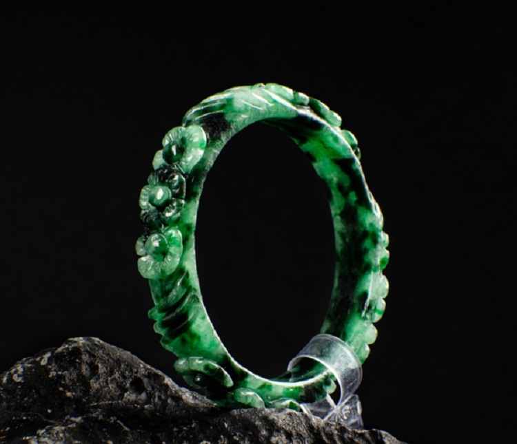 Trang sức ngọc được xem là báu vật của trời đất