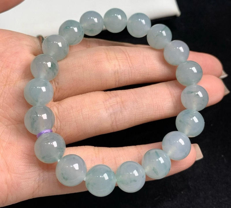 Nên đeo vòng ngọc tay nào?