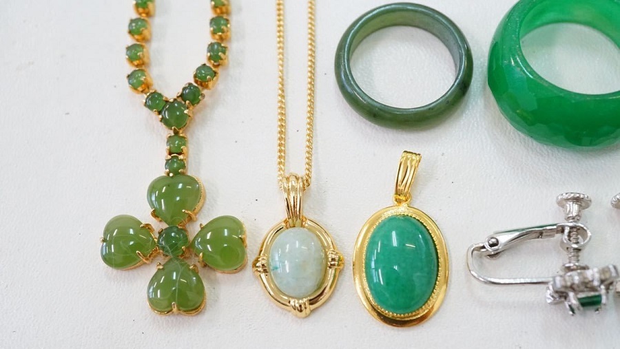 Nên chọn mặt dây chuyền ngọc có màu sắc hợp phong thủy với mẹ