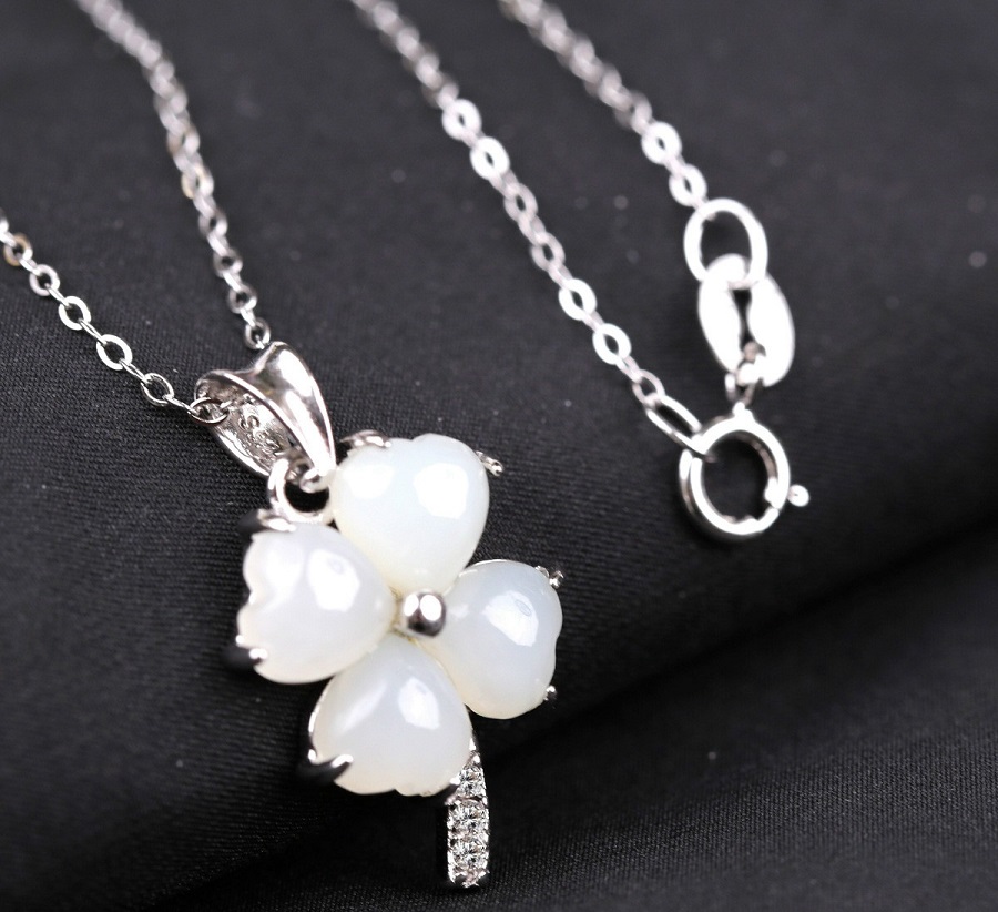 Nên chọn quà tặng mặt dây chuyền ngọc theo hình dáng và biểu tượng phù hợp sở thích của mẹ