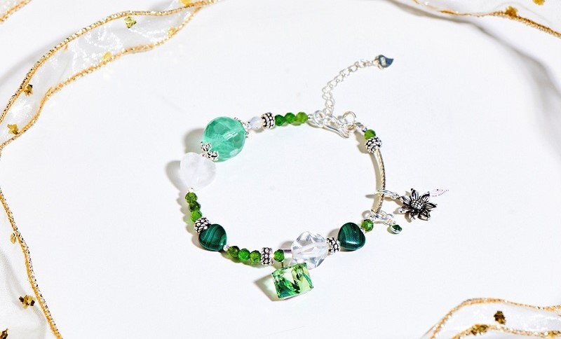 Chia sẻ kinh nghiệm phối đồ với trang sức ngọc cho người hướng ngoại