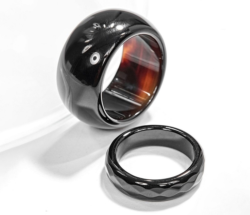 Nhẫn ngọc đen tặng cho người mới quen giúp họ thể hiện quyền lực và sự mạnh mẽ