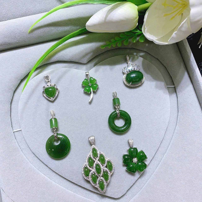 Trang sức ngọc xanh lục vừa đẹp sang trọng vừa tốt cho sức khỏe tinh thần