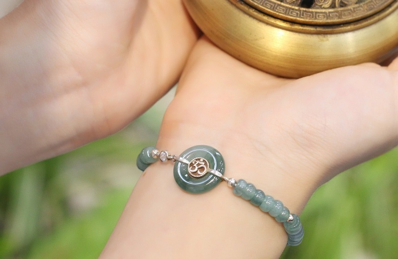 Ngọc cẩm thạch giúp người mệnh hỏa cân bằng năng lượng, gia tăng vận khí