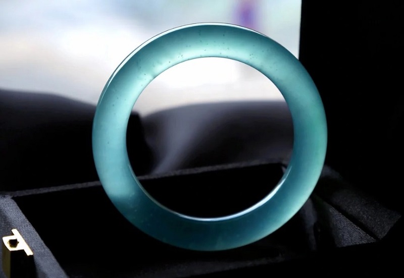 Tìm hiểu về ngọc phỉ thúy tự nhiên và phỉ thúy ép màu