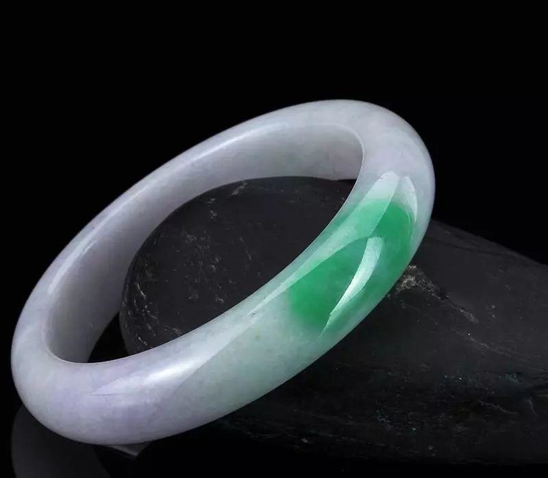 Vòng ngọc tự nhiên - quà tặng mang đến may mắn và sức khỏe cho sếp