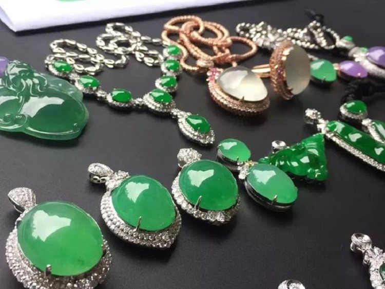 Mặt dây chuyền ngọc bích thiết kế hiện đại