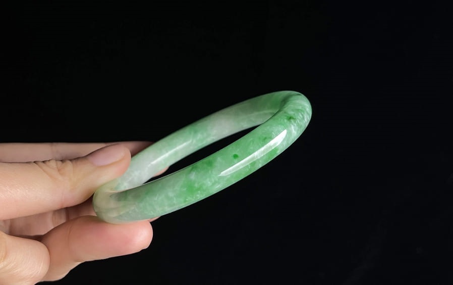 Vòng tay ngọc cẩm thạch sang trọng