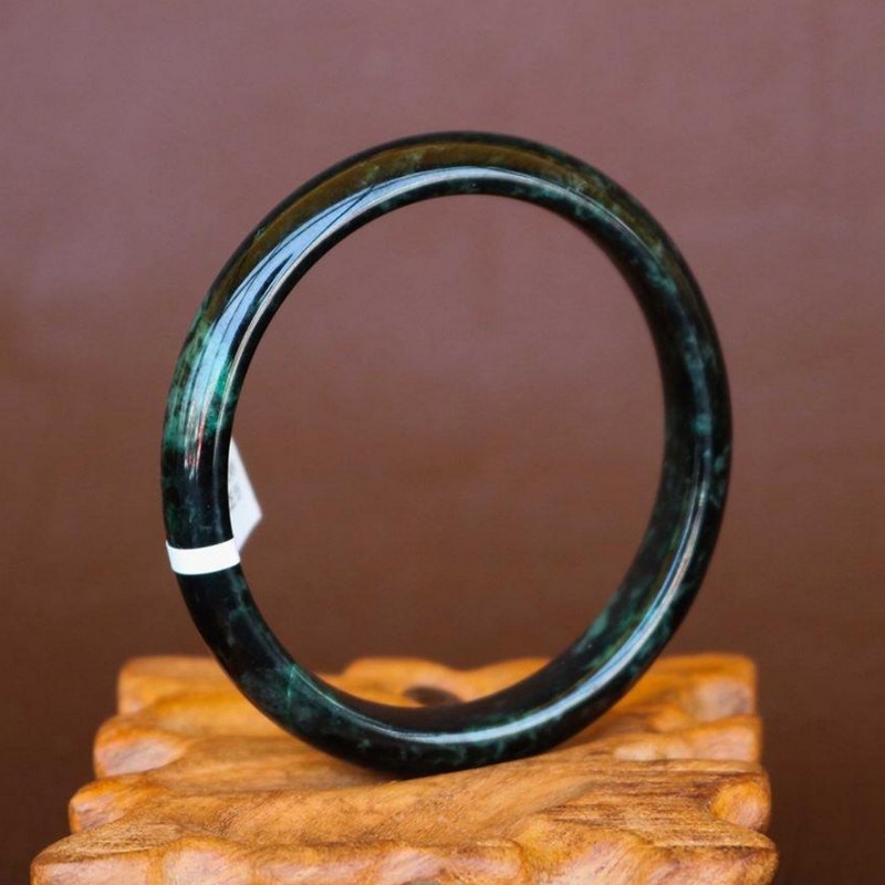 Trang sức ngọc đen giúp cân bằng năng lượng cho người mệnh thủy