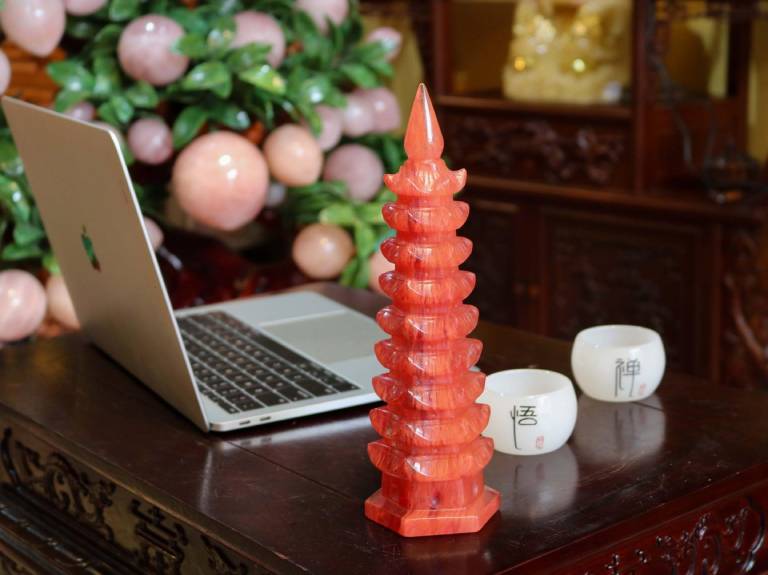 Tháp văn xương ngọc đặt trên bàn làm việc giúp thăng tiến sự nghiệp