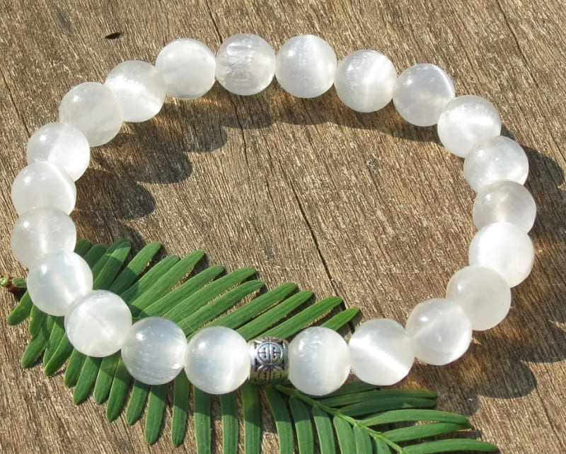 Chia sẻ cách dùng vòng đá Selenite