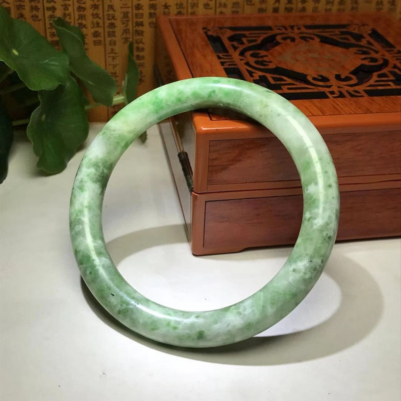 Tìm hiểu về vòng ngọc bản tròn