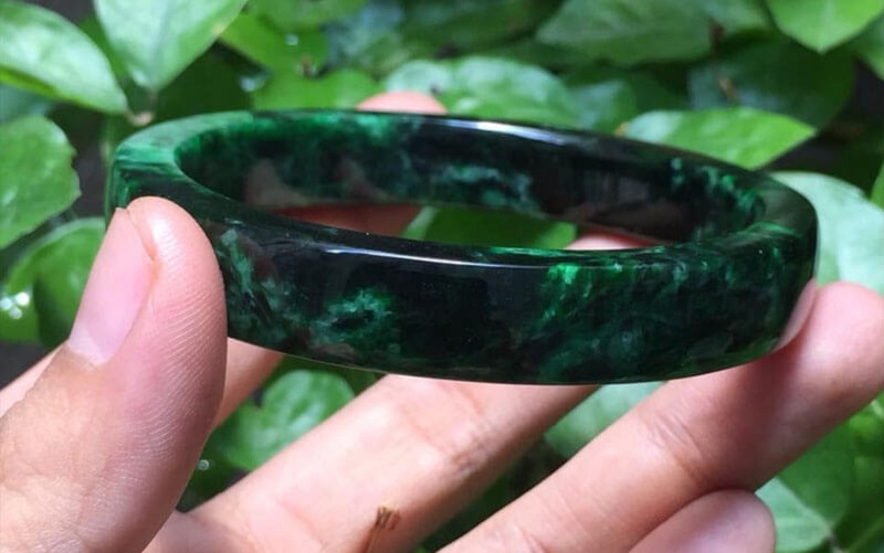 Đeo vòng ngọc bản vuông mang đến lợi ích cho sức khỏe và tinh thần