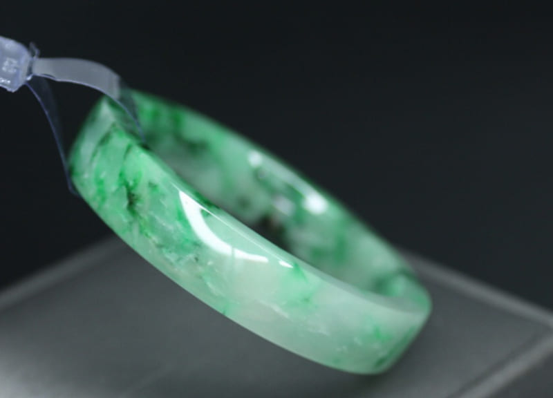 Chia sẻ cách chọn vòng ngọc bản vuông chất lượng, hiệu quả